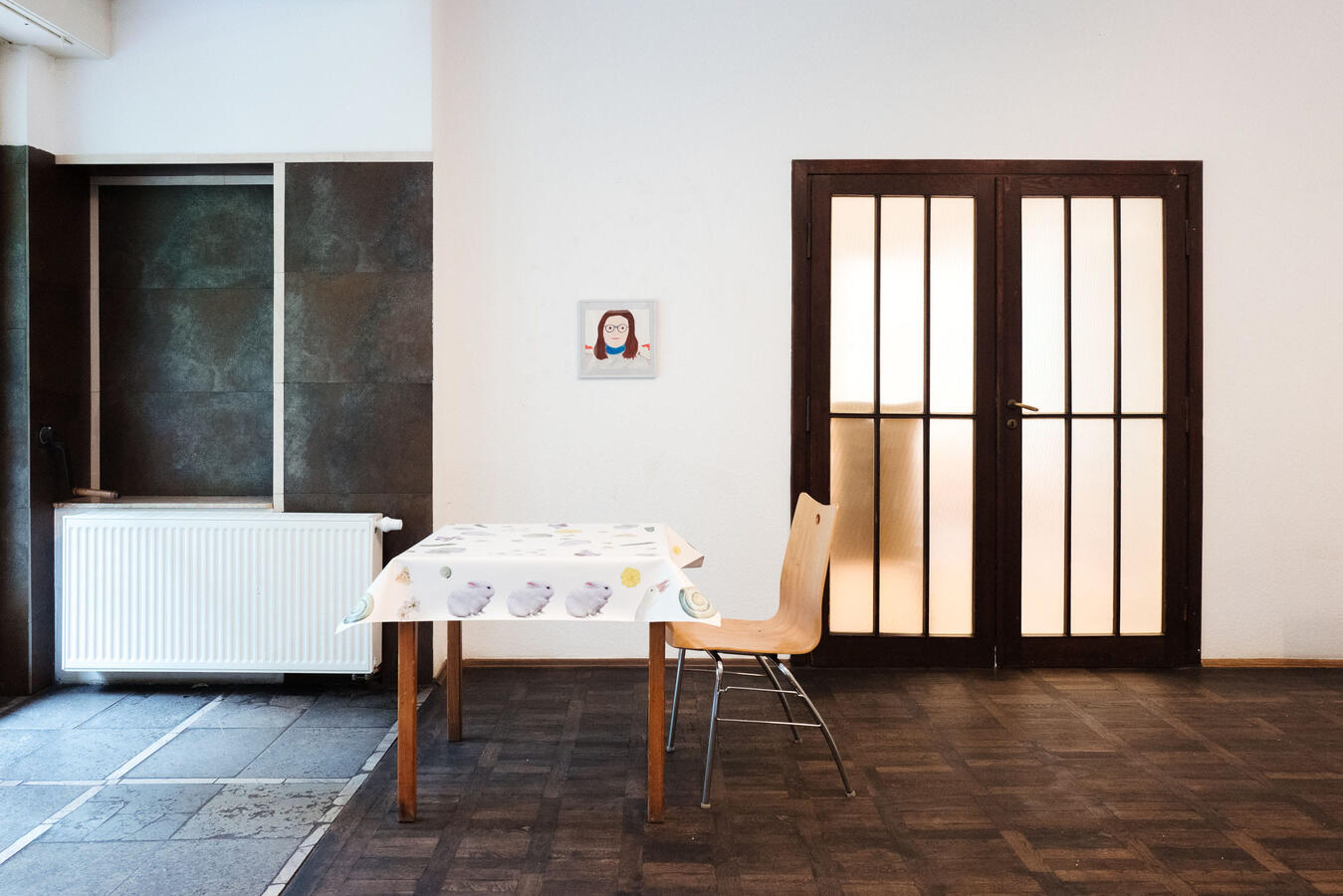 vorne: Tischdecke von Johanna Blank, hinten: Bild von Anne-Katrin Störmer, Foto: Maximilian Koppernock