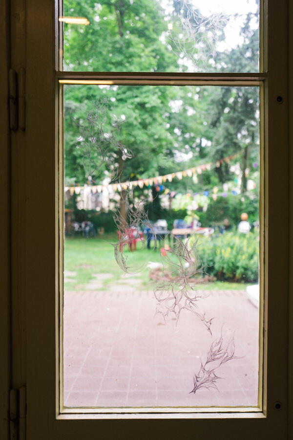 Zeichnungen auf Fensterfolie von Sophie Hoyle, Foto: Maximilian Koppernock